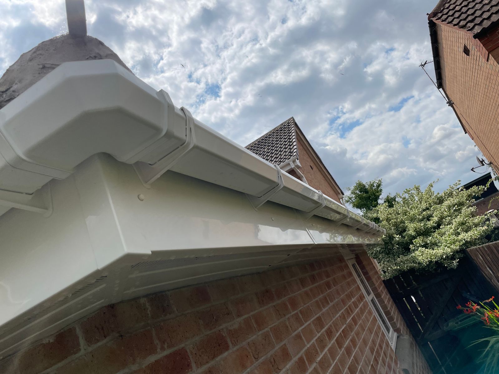 Cleaned white gutter, fascia and soffit